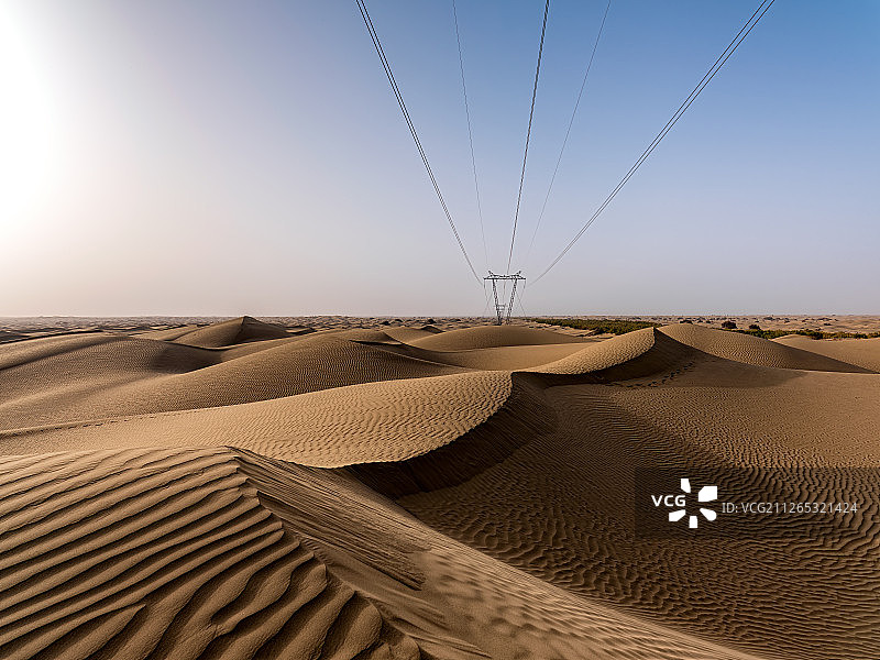 穿越塔克拉玛干沙漠的输电线路图片素材