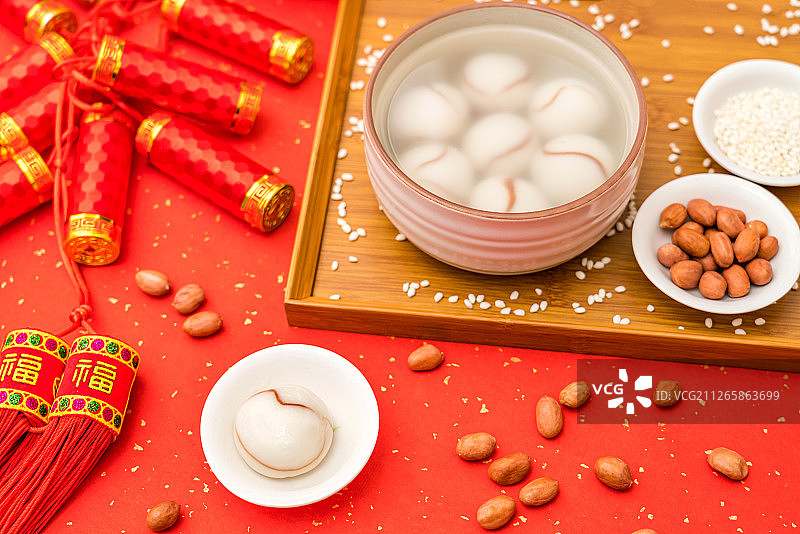 红色背景下的中国元宵节传统美食花生汤圆图片素材