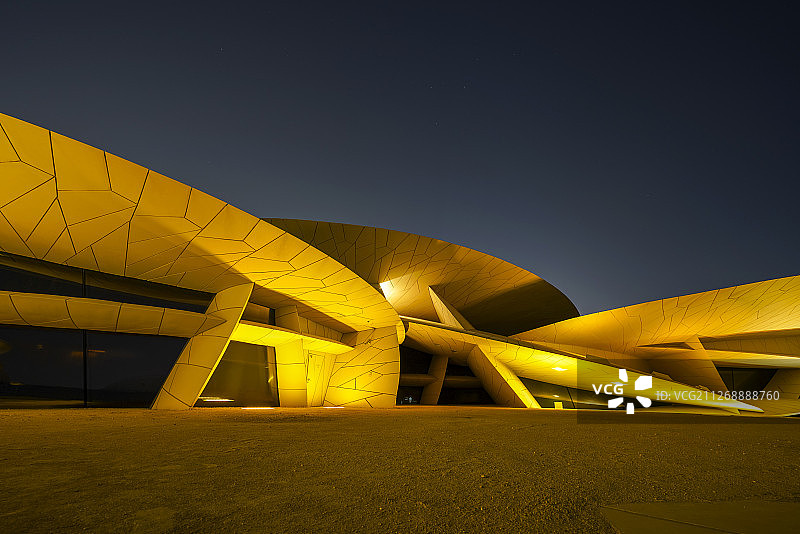 卡塔尔多哈国家博物馆 沙漠玫瑰夜景图片素材