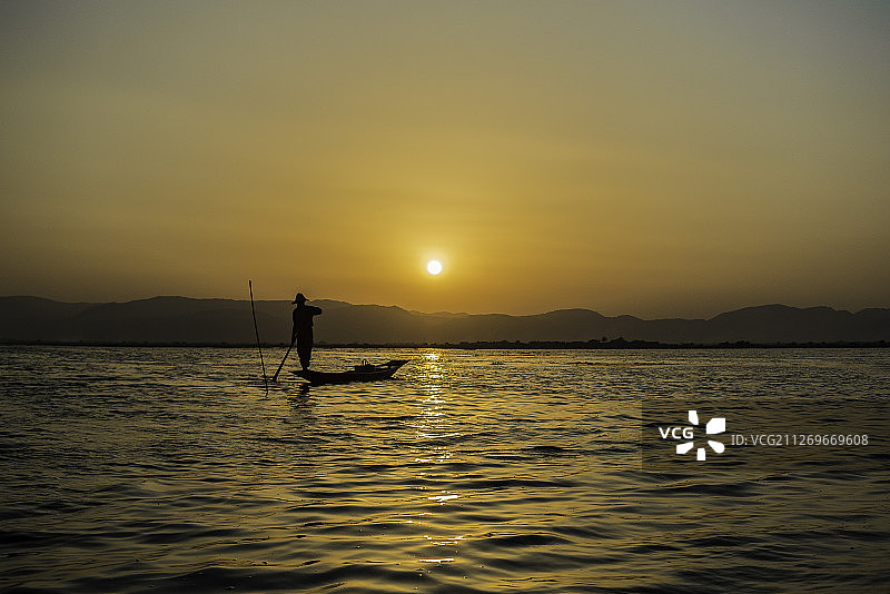 缅甸年瑞湖上的日落图片素材