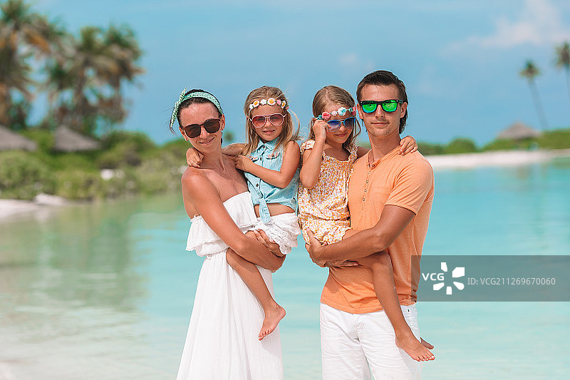 热带海滩上的家庭肖像图片素材