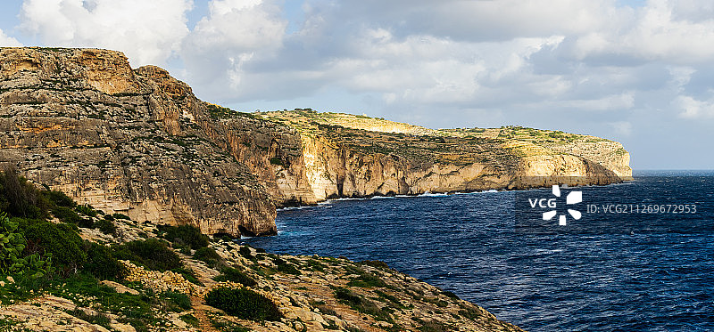 海岸线上的悬崖，Qrendi，马耳他图片素材