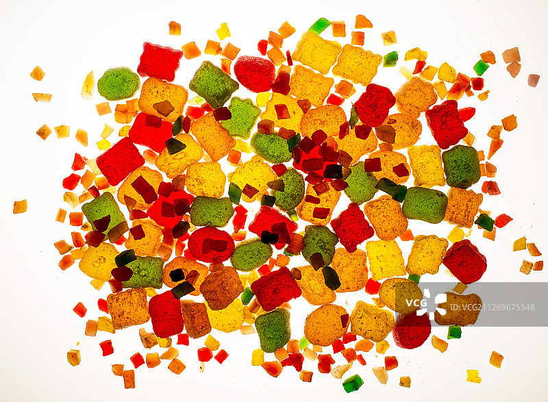 黄色，绿色和红色的谷物和糖果水果块图片素材