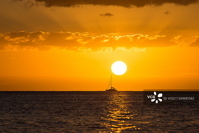 日落时的海景和帆船，小卡斯诺耶尔，毛里求斯图片素材