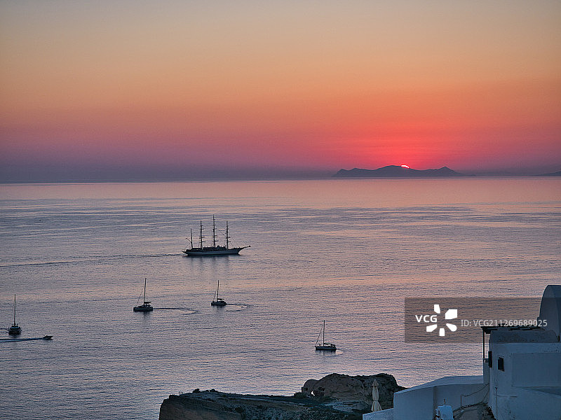 希腊圣托里尼的菲拉海面上美丽的日落图片素材