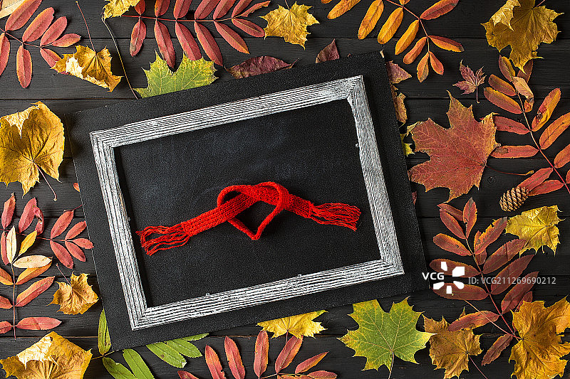 心形的相框围巾，秋叶环绕图片素材