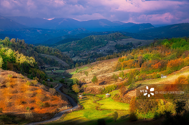 罗马尼亚马拉穆瑞斯县斯特拉姆图拉的秋景图片素材