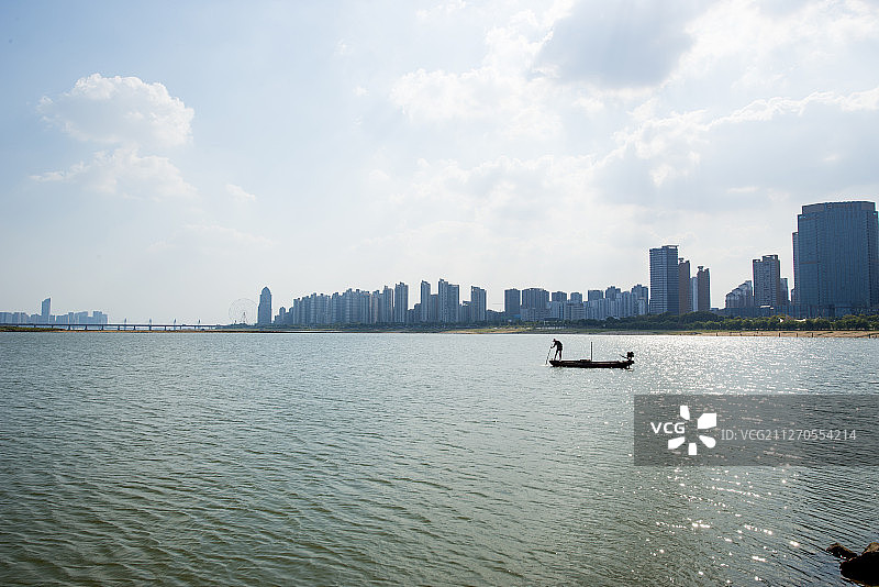 蓝天白云下的南昌赣江城市天际线图片素材