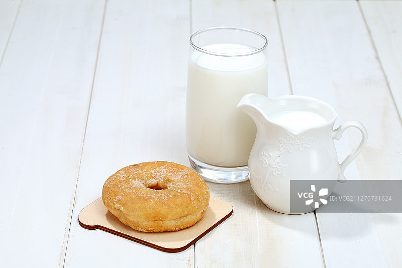甜甜圈与牛奶图片素材