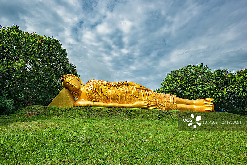 泰国武里南Khao Angkhane寺庙卧佛图片素材