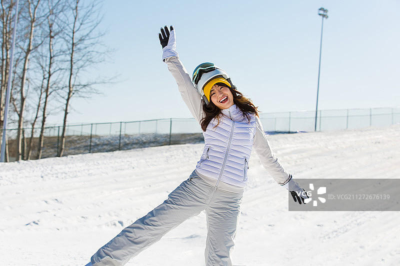 年轻女子在户外滑雪嬉戏肖像图片素材