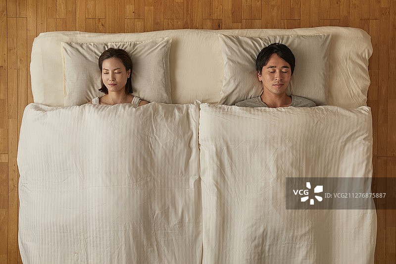 日本夫妇在床上图片素材