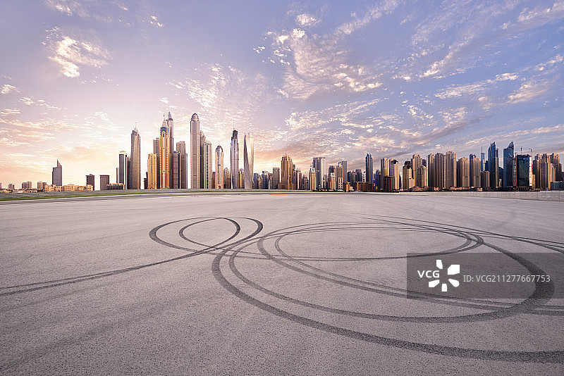 云景下的迪拜摩天大楼和轮胎印地面图片素材