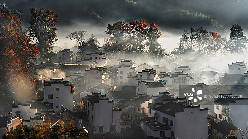 烟雾妖娆的小村落图片素材