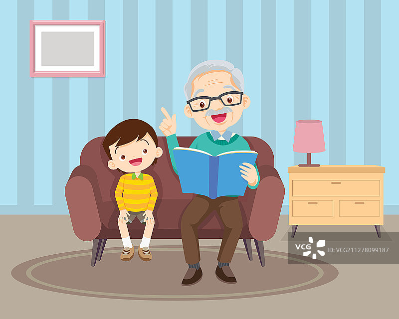 爷爷和孙子在沙发上看书图片素材