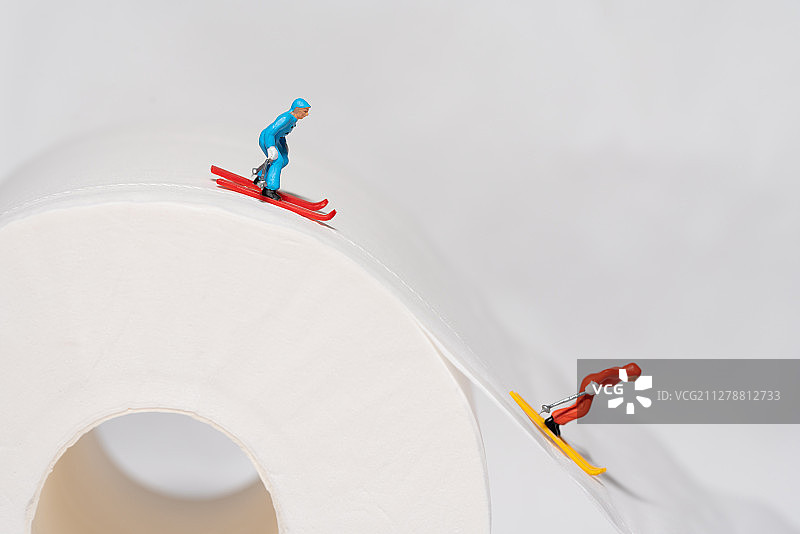 卷纸上的滑雪小人图片素材
