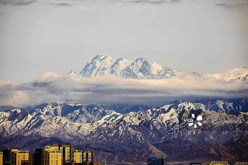 今日的博格达峰，云雾半缠绵，白雪印晚霞，待到杏花香，春到边城图片素材