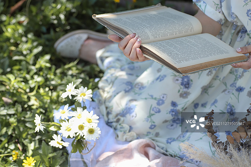 草地上看书的女孩图片素材