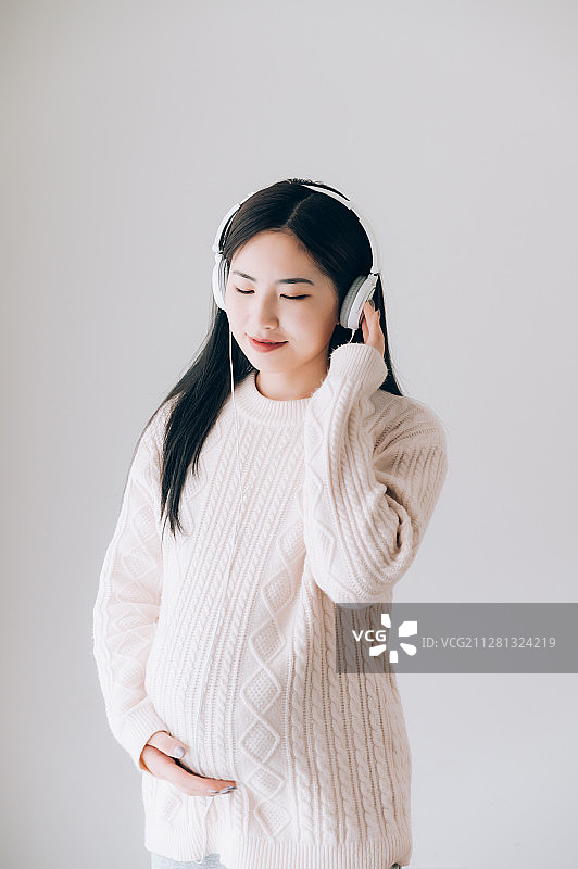 亚洲年轻孕妇听音乐图片素材