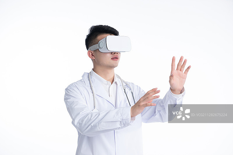 一位亚洲年轻男医生正在使用VR设备图片素材