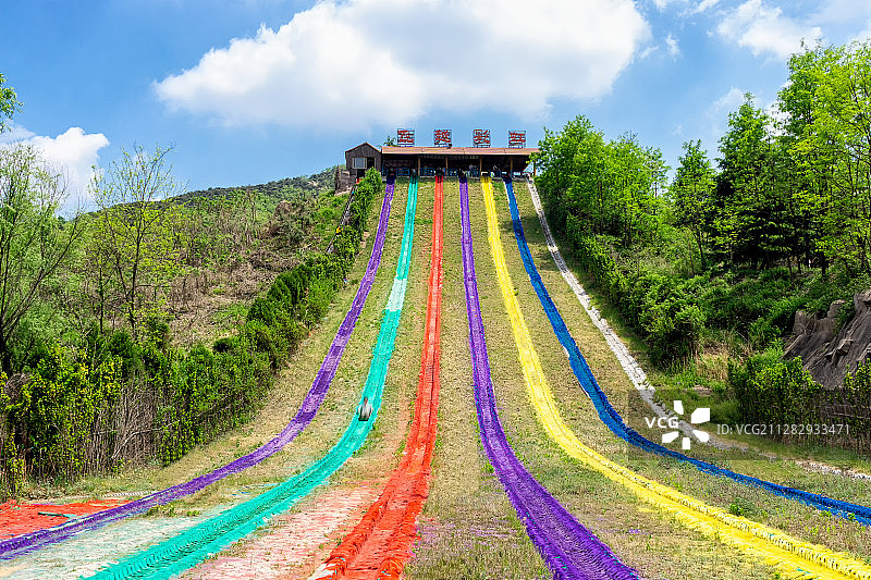 沂水雪山彩虹谷滑草项目图片素材