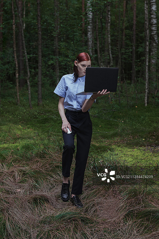 森林里的女商人使用笔记本电脑图片素材