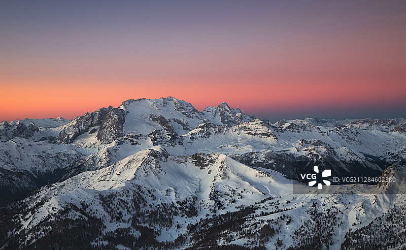 意大利，威尼托，利维纳隆戈·迪·拉那，雪山之上的红色日出图片素材