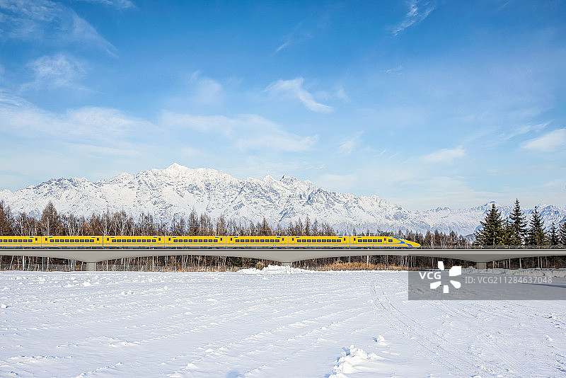 高原雪山与高速列车图片素材