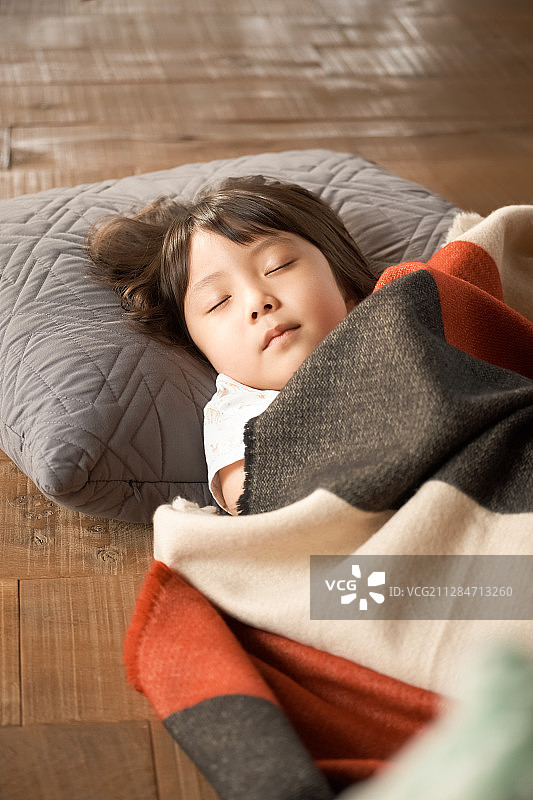 一个孩子睡在客厅里图片素材