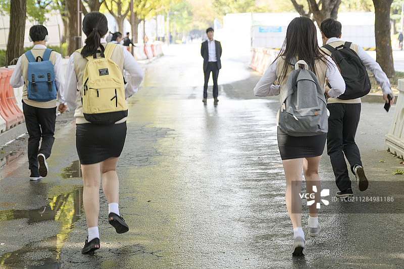高中学生的日常生活，亚洲青少年学生穿着校服和朋友上大学288图片素材