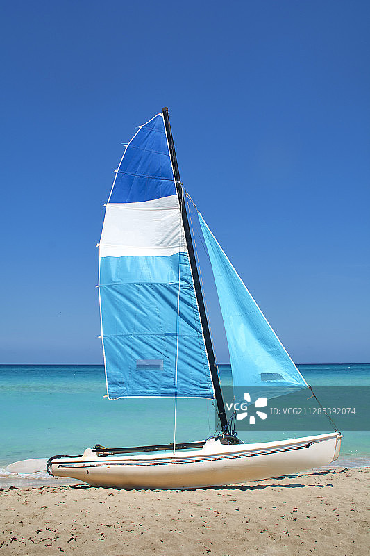 古巴马坦萨斯的巴拉德罗，湛蓝的天空下，海滩上蓝色的帆船，背景是大海图片素材