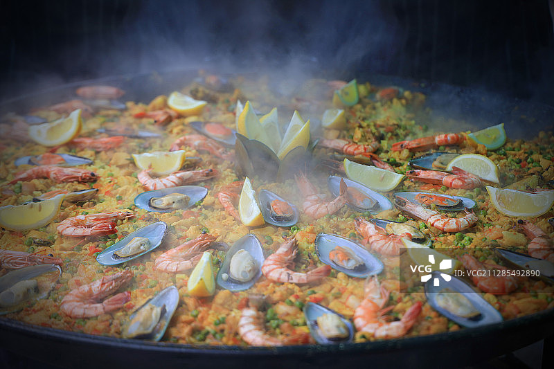 近景海鲜饭在烹饪锅，多尔金，英国，萨里，英国图片素材
