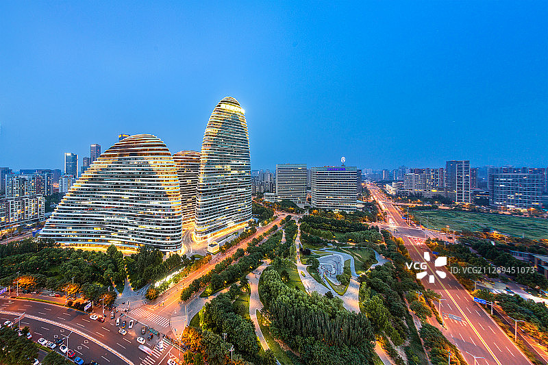 中国首都北京朝阳望京SOHO蓝调日落夜景城市天际线建筑设计流图片素材