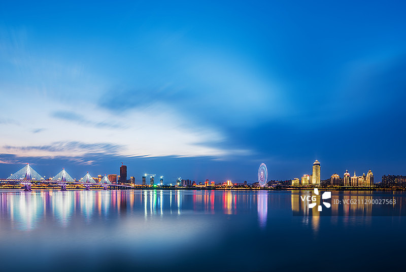 南昌大桥与摩天轮夜景图片素材