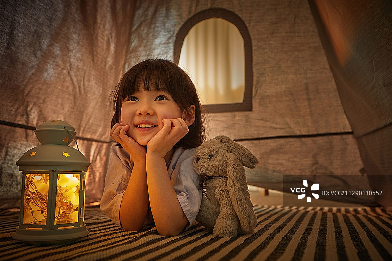 孩子，房子，帐篷，光线，微笑，下巴图片素材