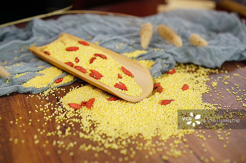 木纹桌子上的枸杞小米杂粮粥米图片素材