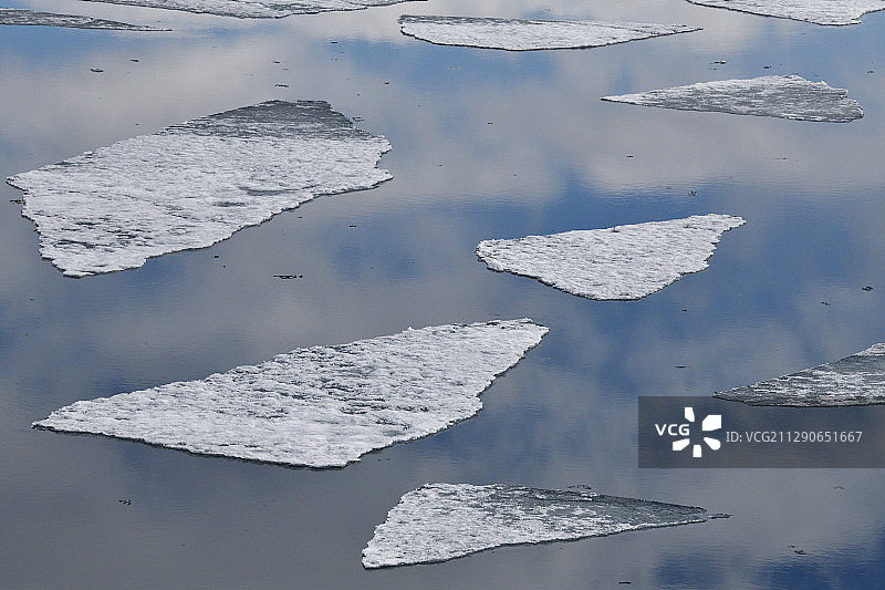 融化的冬季海冰，斯瓦尔巴特，斯匹茨卑尔根，北极挪威图片素材