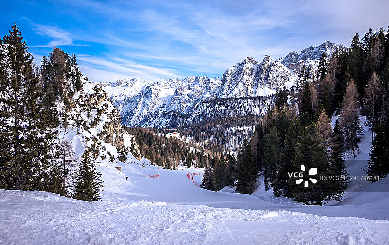 冬季风景Dolomites在科尔蒂纳丹佩佐滑雪胜地，意大利图片素材