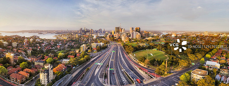城市景观与高速公路和蓝天白云，悉尼，澳大利亚图片素材