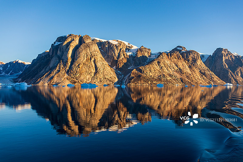 格陵兰的景观与山脉反映在湖中，奥隆金城，斯瓦尔巴特群岛和扬马延群岛图片素材