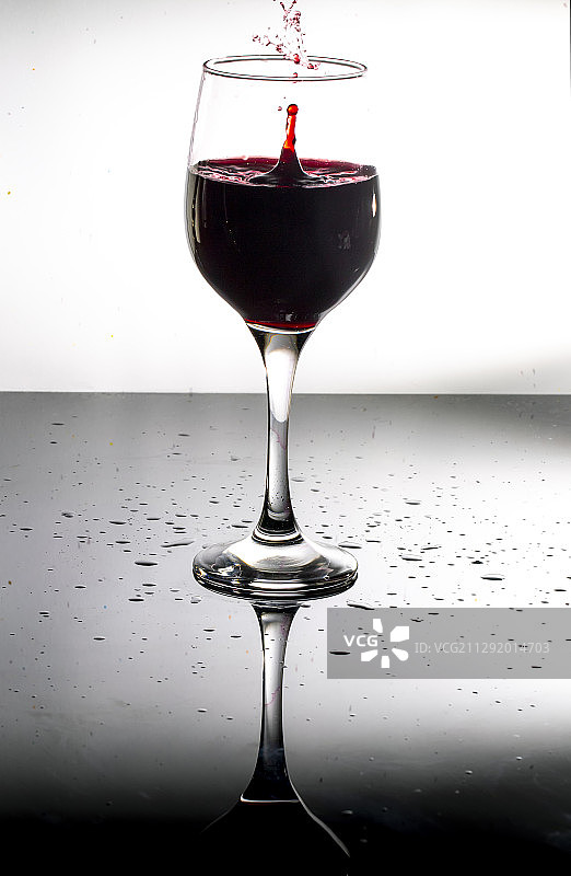 酒从玻璃杯里溢出来图片素材