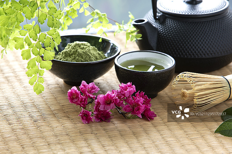 健康养生的抹茶日式茶具和樱花图片素材