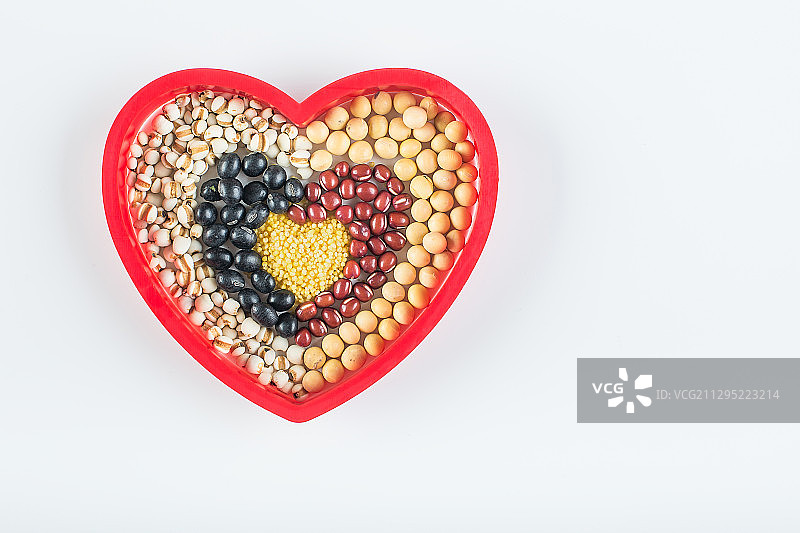 五谷杂粮组成的心形，节约粮食创意图片。图片素材