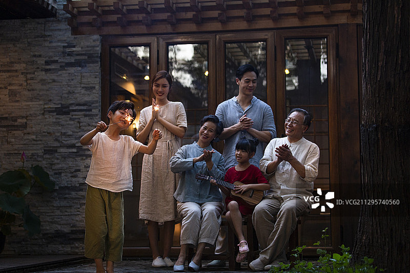 中秋节一家六口户外庭院放焰火嬉戏玩耍图片素材