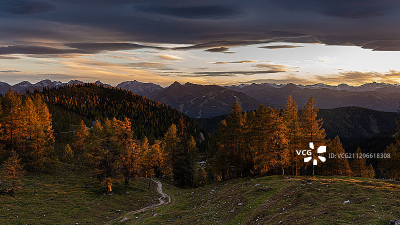 日落时的秋天森林风景，施拉德明，奥地利图片素材