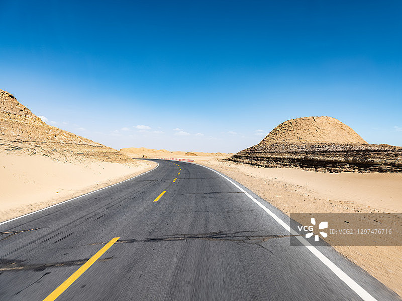 青海沙漠公路G315国道风光图片素材