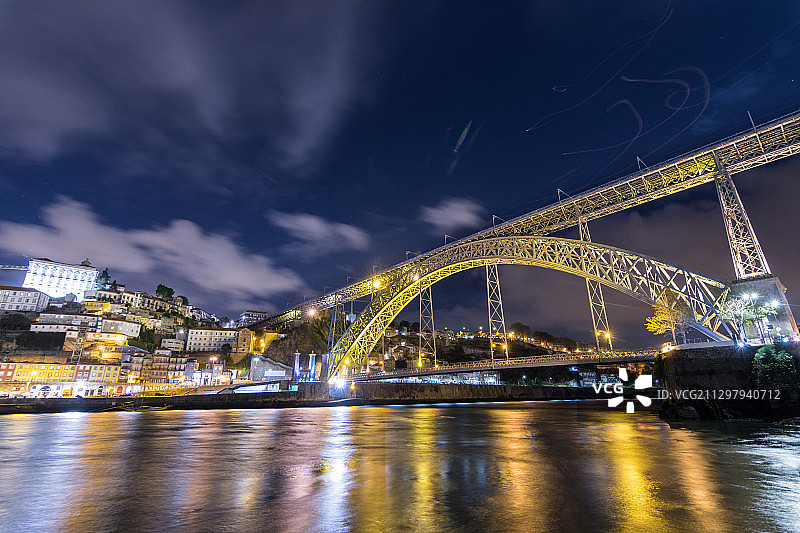 低角度的照明桥河上的夜晚，维拉新德盖亚，葡萄牙图片素材