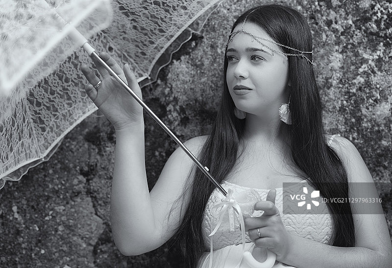 西班牙蒙特莫索，年轻女子拿着塑料对抗植物的肖像图片素材