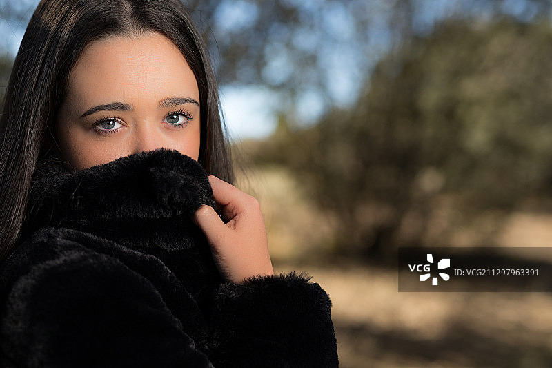 在冬天穿暖和衣服的年轻女人的肖像，蒙特莫索，西班牙图片素材