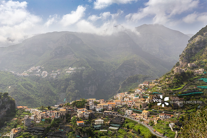 鸟瞰图城镇景观和山脉对天空，拉韦洛，意大利图片素材